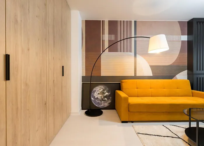 Апартаменти Spacious 910 *